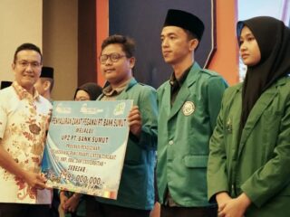 Unit Pengumpul Zakat (UPZ) Bank Sumut melakukan penyerahan beasiswa kepada 323 pelajar dan mahasiswa. Total beasiswa yang disalurkan Rp1,19 miliar yang berasal dari zakat pegawai Bank Sumut tahun 2025.