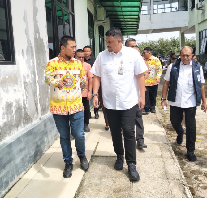 Gubernur Sumatera Utara (Sumut) Bobby Nasution meninjau langsung kesiapan pelaksanaan program Universal Health Coverage (UHC) di Rumah Sakit Umum Daerah (RSUD) Aek Kanopan, Kamis (25/9/2025) siang.