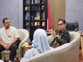 Wali Kota Medan, Rico Tri Putra Bayu Waas, saat menerima audiensi pengurus Ikatan Pejabat Pembuat Akta Tanah (IPPAT) Kota Medan di Rumah Dinas Wali Kota, Kamis (25/9/2025).