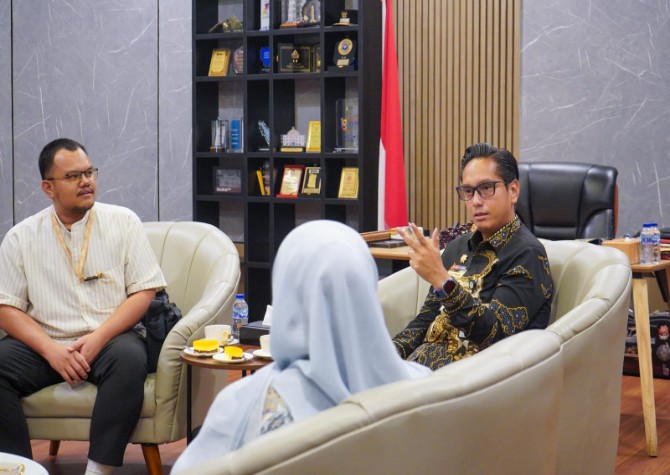 Wali Kota Medan, Rico Tri Putra Bayu Waas, saat menerima audiensi pengurus Ikatan Pejabat Pembuat Akta Tanah (IPPAT) Kota Medan di Rumah Dinas Wali Kota, Kamis (25/9/2025).