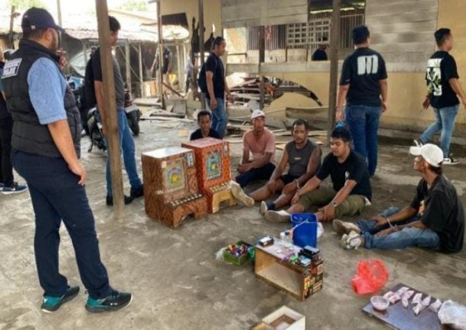 Satuan Reserse Narkoba (Satres Narkoba) Polrestabes Medan menggerebek lokasi yang diduga menjadi sarang narkoba di kawasan Jermal 15, Kecamatan Medan Denai, Kamis (25/9/2025).