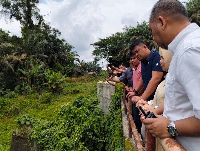 Gubernur Sumatera Utara (Sumut) Bobby Nasution meninjau tujuh pembangunan jembatan di Kabupaten Langkat yang gagal dilakukan oleh Pemerintah Provinsi (Pemprov) Sumut pada tahun 2023 lalu.