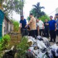 Wali Kota Medan, Rico Tri Putra Bayu Waas, meninjau langsung keluhan warga Kecamatan Medan Tembung terkait drainase tersumbat dan jalan rusak di Jalan Seser, Sabtu (27/9/2025).