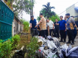 Wali Kota Medan, Rico Tri Putra Bayu Waas, meninjau langsung keluhan warga Kecamatan Medan Tembung terkait drainase tersumbat dan jalan rusak di Jalan Seser, Sabtu (27/9/2025).
