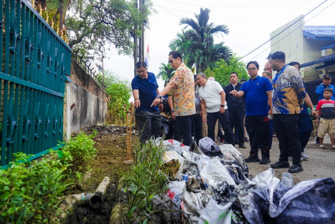 Wali Kota Medan, Rico Tri Putra Bayu Waas, meninjau langsung keluhan warga Kecamatan Medan Tembung terkait drainase tersumbat dan jalan rusak di Jalan Seser, Sabtu (27/9/2025).