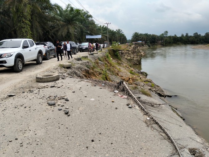 Gubernur Sumatera Utara Muhammad Bobby Afif Nasution meninjau jalan amblas di Kecamatan Batang Serangan, Kabupaten Langkat, Sabtu (27/9/2025).