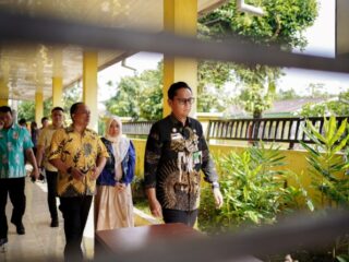 Wali Kota Medan, Rico Tri Putra Bayu Waas kecewa saat meninjau Kantor Kelurahan Ladang Bambu, Kecamatan Medan Tuntungan, kemarin.