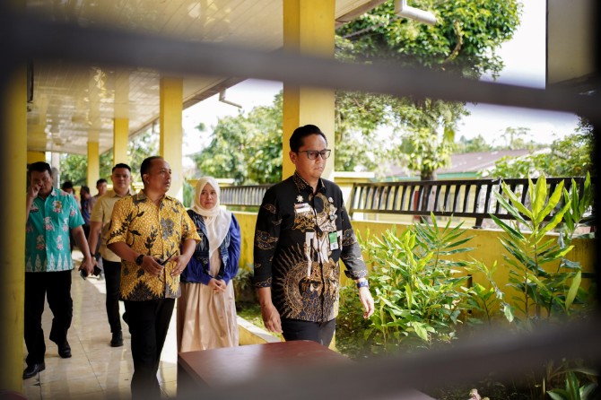 Wali Kota Medan, Rico Tri Putra Bayu Waas kecewa saat meninjau Kantor Kelurahan Ladang Bambu, Kecamatan Medan Tuntungan, kemarin.