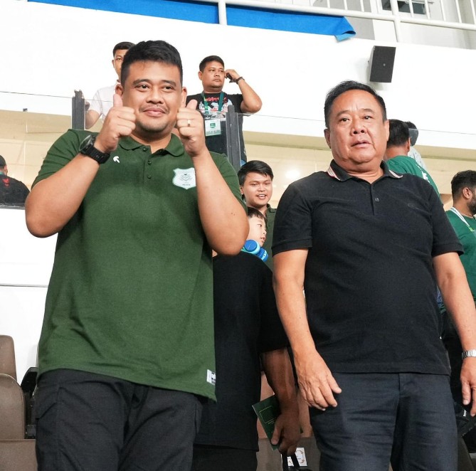 Gubernur Sumatera Utara Bobby Afif Nasution mengapresiasi kemenangan 2-0 yang diraih PSMS Medan atas lawannya Sumsel United dalam lanjutan Liga 2 musim 2025- 2026 di Stadion Utama Sumatera Utara, Minggu (28/9/2025).