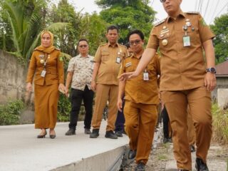 Wali Kota Medan, Rico Tri Putra Bayu Waas, meninjau hasil pembetonan Jalan Pantai Harapan, Kelurahan Sunggal, Kecamatan Medan Sunggal, Senin (29/9/2025)