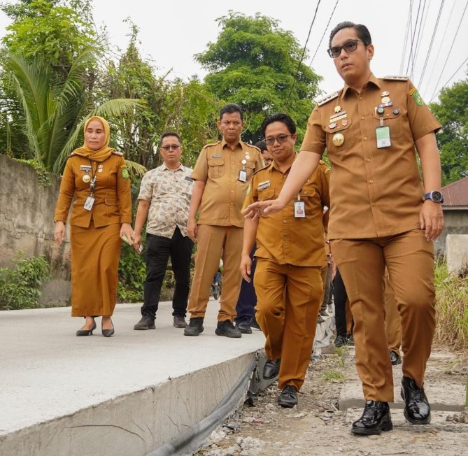Wali Kota Medan, Rico Tri Putra Bayu Waas, meninjau hasil pembetonan Jalan Pantai Harapan, Kelurahan Sunggal, Kecamatan Medan Sunggal, Senin (29/9/2025)