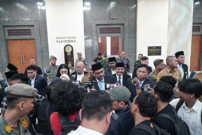 DPRD Sumatera Utara bersama Pemerintah Provinsi Sumut menyetujui Rancangan Peraturan Daerah (Ranperda) tentang Perubahan Anggaran Pendapatan dan Belanja Daerah (P-APBD) Tahun Anggaran 2025 dalam rapat paripurna di Gedung DPRD Sumut, Jalan Imam Bonjol, Medan, Senin (29/9/2025).