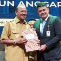Bupati Langkat Syah Afandin menerima penghargaan Universal Health Coverage (UHC) Prioritas. Penghargaan tersebut diterima saat peluncuran UHC Prioritas Kabupaten/Kota se-Sumatera Utara, yang digelar di Graha Bhineka Perkasa Jaya, Lubuk Pakam, Kabupaten Deli Serdang, Senin (29/9/2025) sore.