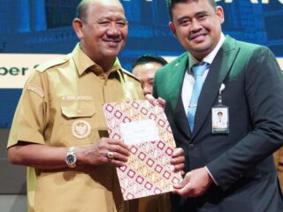 Syah Afandin Terima Penghargaan UHC, Komitmen Maksimalkan Pelayanan Kesehatan di Langkat