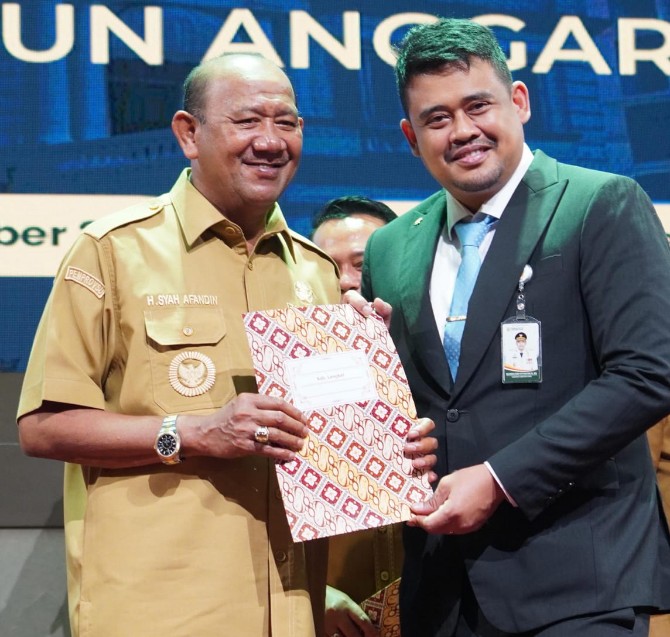 Bupati Langkat Syah Afandin menerima penghargaan Universal Health Coverage (UHC) Prioritas. Penghargaan tersebut diterima saat peluncuran UHC Prioritas Kabupaten/Kota se-Sumatera Utara, yang digelar di Graha Bhineka Perkasa Jaya, Lubuk Pakam, Kabupaten Deli Serdang, Senin (29/9/2025) sore.