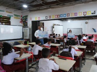 MIGAS SD - Perwira Pertamina Hulu Rokan Zona-1 memberikan edukasi untuk siswa SD di Pertamina Energi Negeri (PEN) 8.0 di Kota Medan, Sumut dan Lhokseumawe, Aceh. Pelaksanaan PEN di Kota Medan hadir di SDN 066048 dan SDN 066049 Medan Helvetia serta SDN 7 Muara Satu, Kota Lhokseumawe, Aceh.