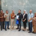 Ketua PWI Sumut dan Direktut RS PHCM berfoto berrsama usai pertemuan, kemarin.