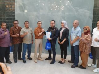 Ketua PWI Sumut dan Direktut RS PHCM berfoto berrsama usai pertemuan, kemarin.