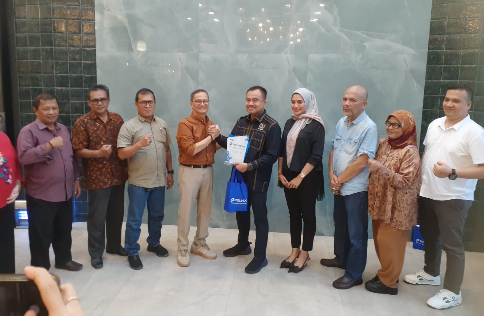 Ketua PWI Sumut dan Direktut RS PHCM berfoto berrsama usai pertemuan, kemarin.