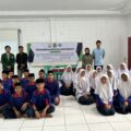 Tim PKM USU berfoto bersama saat pelaksanaan kegiatan di SMP IT Jabal Noor.(HO/kaldera.)