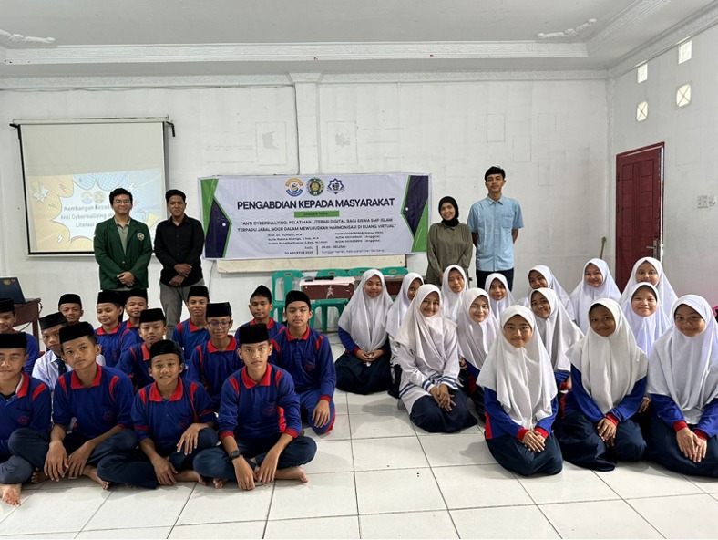 Tim PKM USU berfoto bersama saat pelaksanaan kegiatan di SMP IT Jabal Noor.(HO/kaldera.)