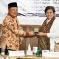 Wakil Ketua MPR RI, Dr. Lestari Moerdijat dan Dekan Fisip USU Dr. Hatta Ridho bertukar cinderamata usai forum diskusi penguatan kearifan lokal untuk Geopark Kaldera Toba.(HO/kaldera)