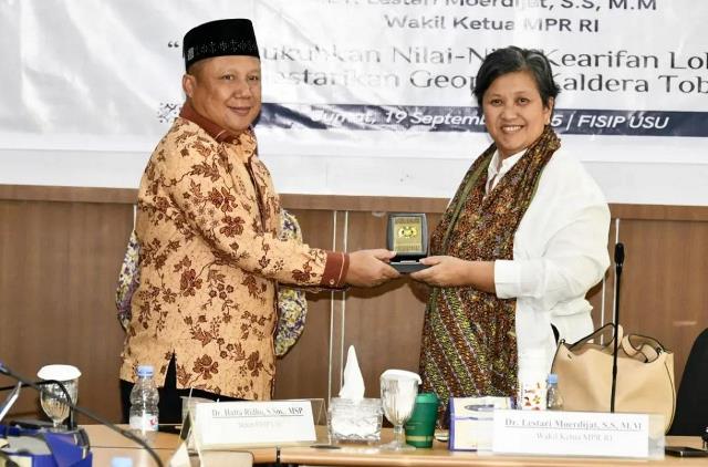 Wakil Ketua MPR RI, Dr. Lestari Moerdijat dan Dekan Fisip USU Dr. Hatta Ridho bertukar cinderamata usai forum diskusi penguatan kearifan lokal untuk Geopark Kaldera Toba.(HO/kaldera)