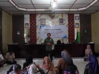 Di Desa Medang Deras, Yakopi Latih 15 Perempuan Tentang Ekonomi Kreatif Turunan Mangrove