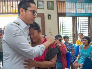 Tangis haru pecah ketika para korban kebakaran di Jalan Asia Mega Mas bertemu langsung dengan Wali Kota Medan, Rico Tri Putra Bayu Waas, di Kantor Lurah Sukaramai II, Jalan AR Hakim, Gg. Kamboja, Kecamatan Medan Area, Rabu (1/10/2025).
