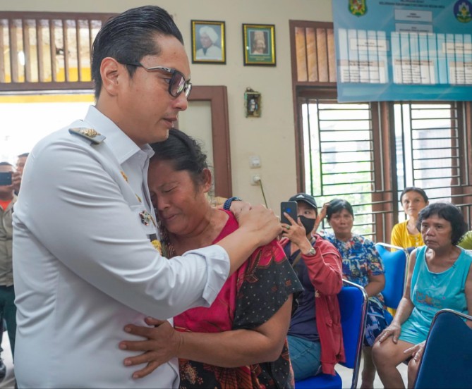 Tangis haru pecah ketika para korban kebakaran di Jalan Asia Mega Mas bertemu langsung dengan Wali Kota Medan, Rico Tri Putra Bayu Waas, di Kantor Lurah Sukaramai II, Jalan AR Hakim, Gg. Kamboja, Kecamatan Medan Area, Rabu (1/10/2025).