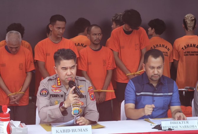 Polda Sumatera Utara memaparkan hasil pengungkapan tindak pidana narkotika dari tiga polres jajaran, yakni Polresta Deliserdang, Polres Serdangbedagai, dan Polres Tebing Tinggi. Paparan digelar di Mapolres Tebing Tinggi pada Kamis (2/10/2025).