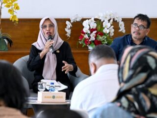 Sekretaris Dinas Rochani Litiloly menyampaikan, badan jalan tidak mampu menahan beban kendaraan yang membawa muatan berlebih.