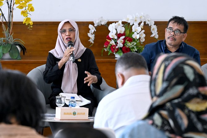 Sekretaris Dinas Rochani Litiloly menyampaikan, badan jalan tidak mampu menahan beban kendaraan yang membawa muatan berlebih.