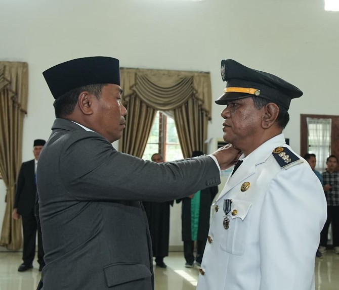 Wakil Bupati (Wabup) Deli Serdang, Lom Lom Suwondo, melantik 13 pejabat administrator dan 8 pejabat fungsional di Aula Cendana, Kantor Bupati Deli Serdang, Jumat (3/10/2025).