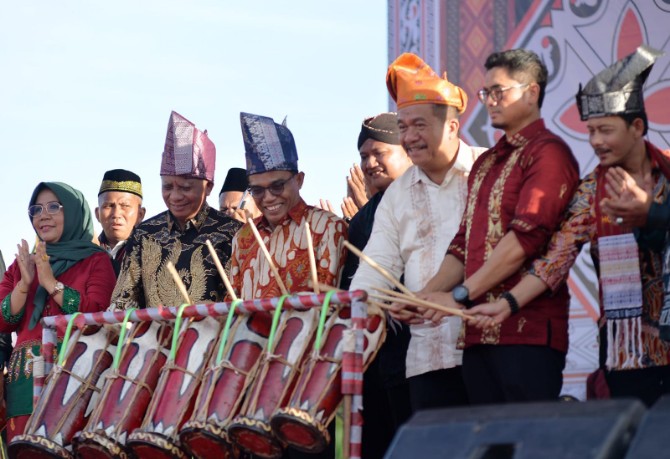Pemprov Sumut mengapresiasi sekaligus mendukung penuh upaya pelestarian seni dan budaya daerah yang ditampilkan dalam Pagelaran Seni Budaya Daerah (PSBD) Asahan ke-6 Tahun 2025.