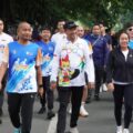 Bupati Langkat Syah Afandin bersama Utusan Khusus Presiden Bidang Pariwisata Zita Anjani melepas secara resmi 3.350 peserta Langkat Run Fest 2025 di Alun-alun Tengku Amir Hamzah, Stabat, Minggu pagi (5/10/2025).