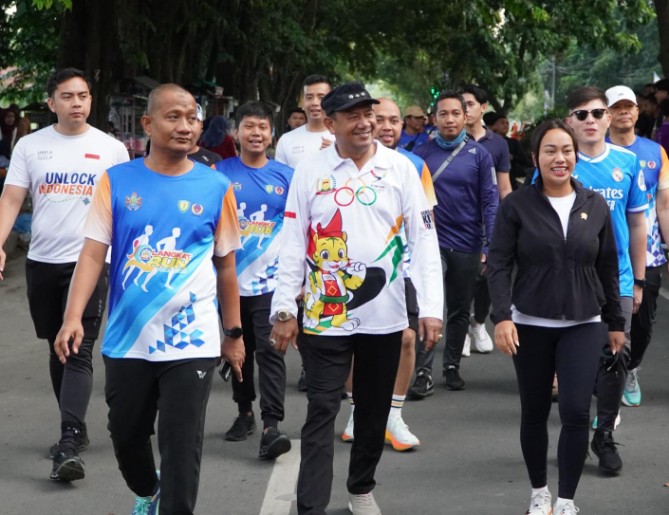 Bupati Langkat Syah Afandin bersama Utusan Khusus Presiden Bidang Pariwisata Zita Anjani melepas secara resmi 3.350 peserta Langkat Run Fest 2025 di Alun-alun Tengku Amir Hamzah, Stabat, Minggu pagi (5/10/2025).