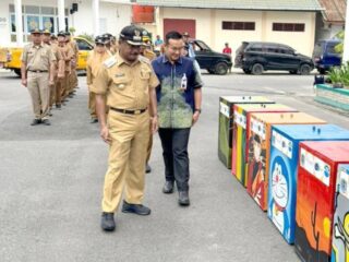 Direktur Bisnis & Syariah Bank Sumut, Syafrizalsyah bersama Walikota Binjai, Amir Hamzah melakukan pemeriksaan terhadap kotak sampah mural yang disalurkan sebagai bagian dari realisasi CSR Bank Sumut Tahun 2025.