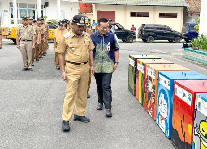 Direktur Bisnis & Syariah Bank Sumut, Syafrizalsyah bersama Walikota Binjai, Amir Hamzah melakukan pemeriksaan terhadap kotak sampah mural yang disalurkan sebagai bagian dari realisasi CSR Bank Sumut Tahun 2025.