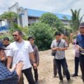 Wakil Ketua DPRD Medan Hadi Suhendra bersama Ketua Komisi 4 DPRD Medan Paul Mei Anton Simanjuntak bersama Organisasi Perangkat Daerah (OPD) Pemko Medan meninjau penimbunan hutan mangrove (Bakau) di Jalan Pulau Sicanang, Kelurahan Sicanang, Kecamatan Medan Belawan, Selasa (7/10/2025).