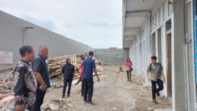 Ketua Komisi 4 Paul Mei Anton Simanjuntak meminta Personel Satpol PP Kota Medan melakukan penyegelan bangunan di Komplek Utama Geoju. Sebab, bangunan tersebut diduga melakukan pelanggaran izin.