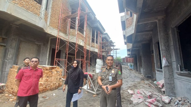 Ketua Komisi 4 DPRD Kota Medan, Paul Mei Anton Simanjuntak, memerintahkan Satpol PP Kota Medan untuk segera menyegel perumahan town house Permata Krakatau yang terletak di Jalan Pembangunan 3, Kelurahan Glugur Darat I, Medan Timur.