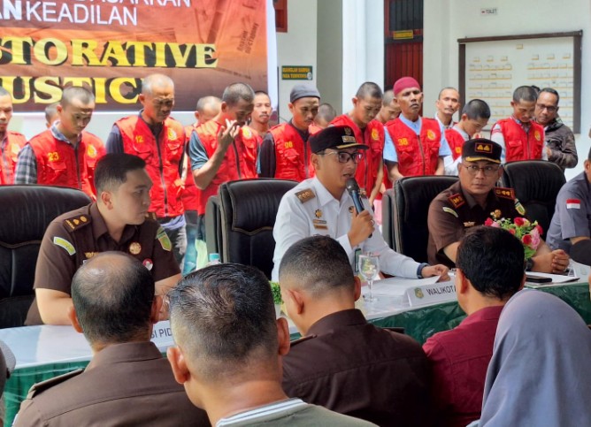 Kejaksaan Negeri (Kejari )Belawan menghentikan penuntutan terhadap 21 tersangka dalam kasus pidana melalui mekanisme Keadilan Restoratif (Restorative Justice/RJ).