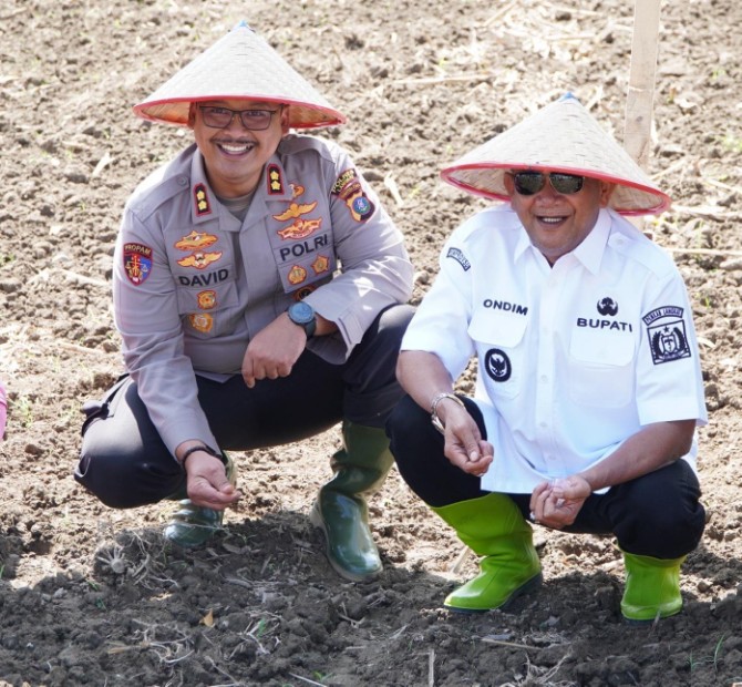 Bupati Langkat Syah Afandin bersama Kapolres Langkat saat penanaman jagung kwartal IV. Foto: dokumen Dinas Kominfo Langkat