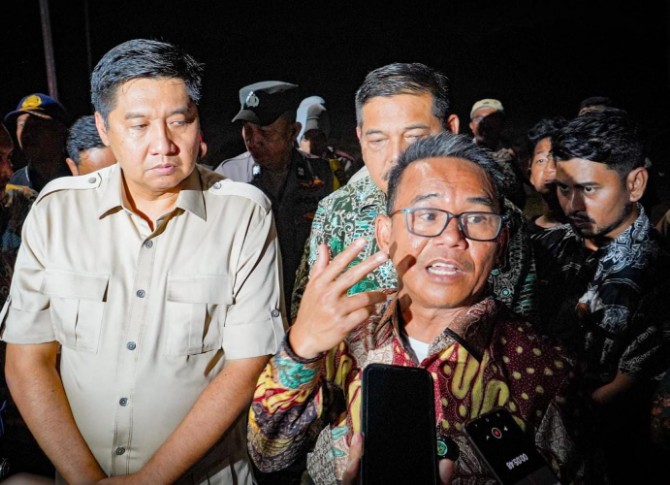 Wakil Wali Kota Medan Zakiyuddin mendampingi Menteri Perumahan dan Kawasan Permukiman (PKP) RI Maruarar Sirait meninjau Rumah Susun Sederhana Sewa (Rusunawa) Seruwai di Kelurahan Sei Mati, Kecamatan Medan Labuhan, Kamis (9/10/2025) malam.