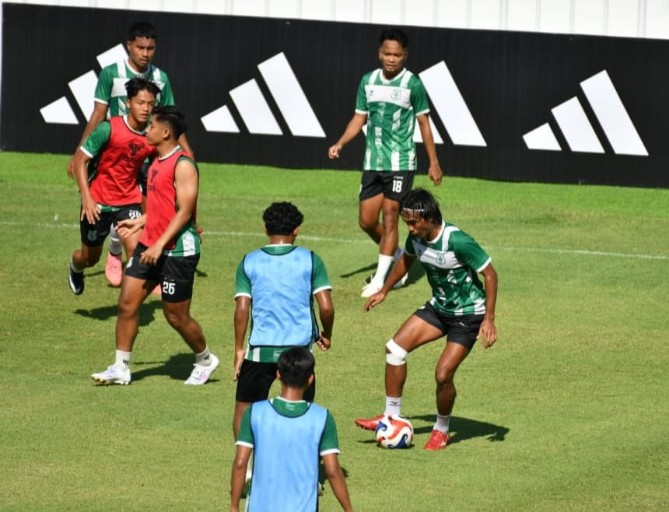 Pemain PSMS Medan saat melakukan latihan persiapan menghadapi Persikad Depok di Stadion Utama Sumut, Sabtu (11/12025). PSMS Medan menargetkan menang dalam laga tersebut. Foto: dokumen Media Officer PSMS Medan