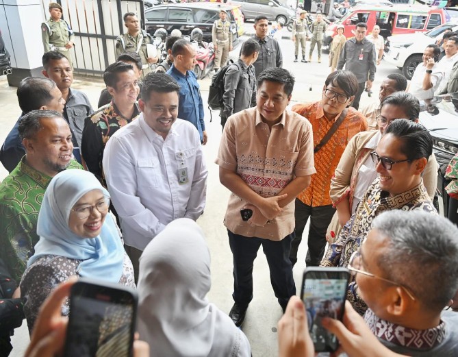 Gubernur Sumatera Utara (Sumut) Muhammad Bobby Afif Nasution mendampingi Menteri Perumahan dan Kawasan Permukiman (PKP) Maruarar Sirait serta Menteri Dalam Negeri (Mendagri) Tito Karnavian meninjau Mal Pelayanan Publik (MPP) Kota Medan di Jalan Iskandar Muda, Jumat (10/10/2025).