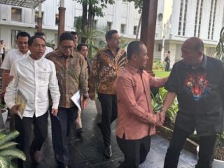 Bupati Langkat Syah Afandin saat bertemu Menteri ESDM, Bahlil Lahadalia di Kantor Kementerian ESDM, kemarin. Foto: Dinas Kominfo Langkat