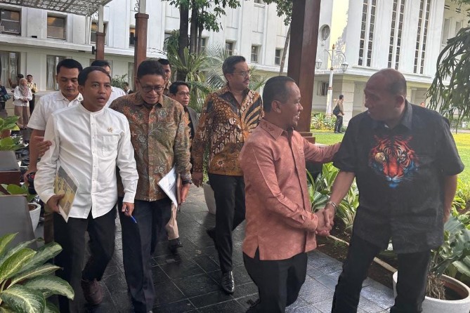 Bupati Langkat Syah Afandin saat bertemu Menteri ESDM, Bahlil Lahadalia di Kantor Kementerian ESDM, kemarin. Foto: Dinas Kominfo Langkat