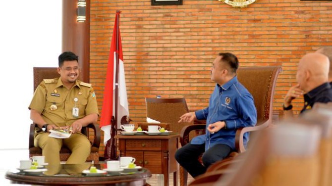 Gubernur Sumut Bobby Nasution saat bertemu dengan Ketua PWI Sumut Farianda Sinik di Kantor Gubernur Sumatera Utara beberapa waktu lalu. Foto: Dokumen Dinas Kominfo Sumut